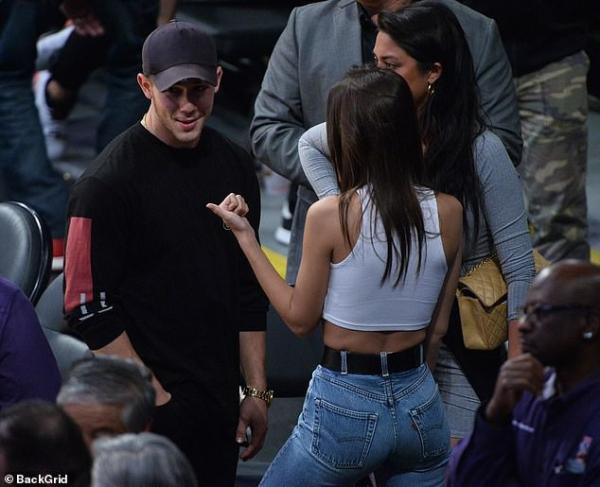 Khoảnh khắc ông bố một con không thể rời mắt khỏi thân hình nóng bỏng của Emily Ratajkowski Khoảnh khắc ông bố một con không thể rời mắt khỏi thân hình nóng bỏng của Emily Ratajkowski
