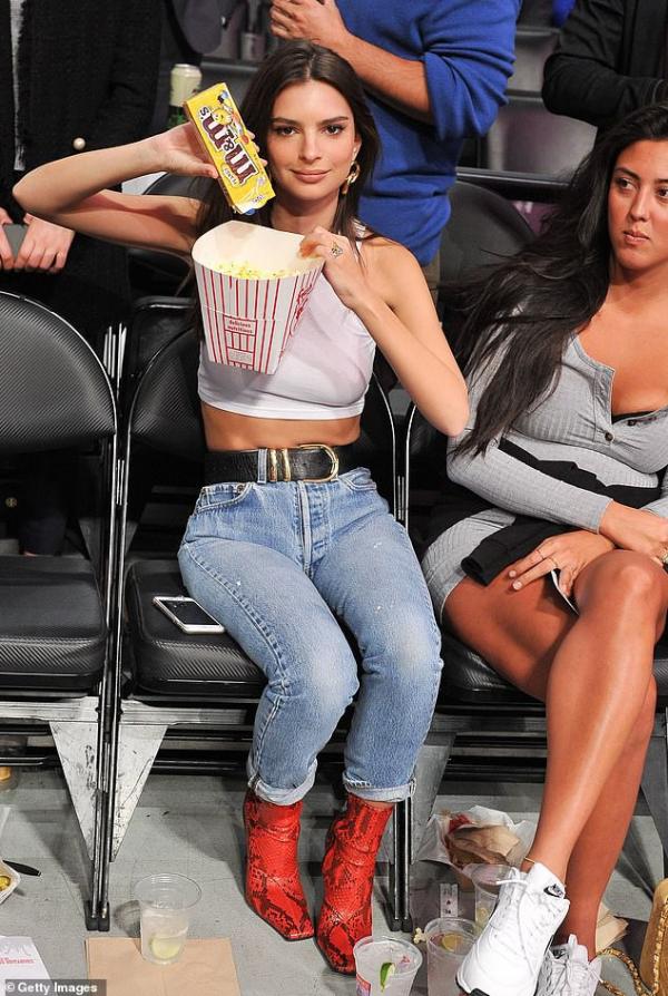Khoảnh khắc ông bố một con không thể rời mắt khỏi thân hình nóng bỏng của Emily Ratajkowski Khoảnh khắc ông bố một con không thể rời mắt khỏi thân hình nóng bỏng của Emily Ratajkowski