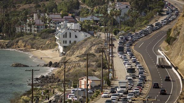 Nhiều sao Hollywood mất nhà cửa khi đám cháy rừng lan đến khu căn hộ siêu sang Malibu Nhiều sao Hollywood mất nhà cửa khi đám cháy rừng lan đến khu căn hộ siêu sang Malibu