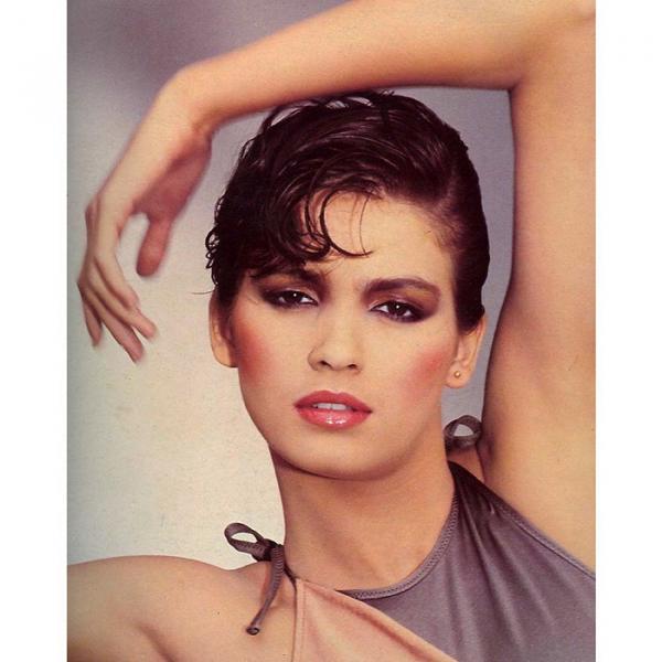 Gia Carangi: Tuổi xuân huy hoàng và đau thương của người mẫu đầu tiên qua đời vì AIDS Gia Carangi: Tuổi xuân huy hoàng và đau thương của người mẫu đầu tiên qua đời vì AIDS
