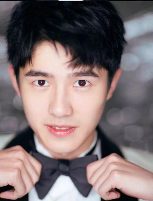 Chuyện chưa từng có ở Lễ trao giải: Lưu Hạo Nhiên đang phỏng vấn thì xin hoãn để... đi vệ sinh Chuyện chưa từng có ở Lễ trao giải: Lưu Hạo Nhiên đang phỏng vấn thì xin hoãn để... đi vệ sinh