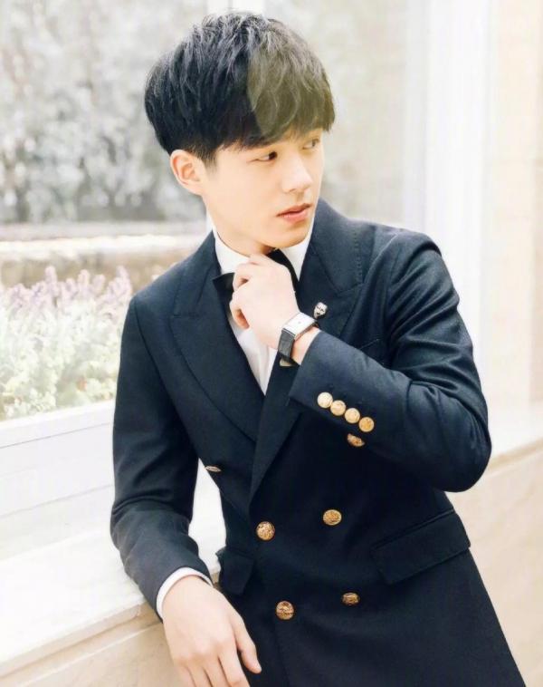 Chuyện chưa từng có ở Lễ trao giải: Lưu Hạo Nhiên đang phỏng vấn thì xin hoãn để... đi vệ sinh Chuyện chưa từng có ở Lễ trao giải: Lưu Hạo Nhiên đang phỏng vấn thì xin hoãn để... đi vệ sinh