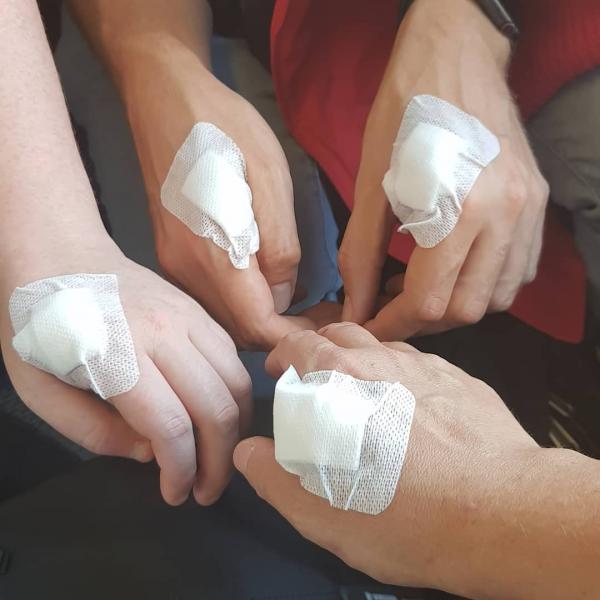 Người Thụy Điển tiếp tục cấy chip vào tay, cộng đồng mạng sợ hãi khi sự việc tương ứng với lời tiên tri về ngày tận thế trong Kinh Thánh Người Thụy Điển tiếp tục cấy chip vào tay, cộng đồng mạng sợ hãi khi sự việc tương ứng với lời tiên tri về ngày tận thế trong Kinh Thánh