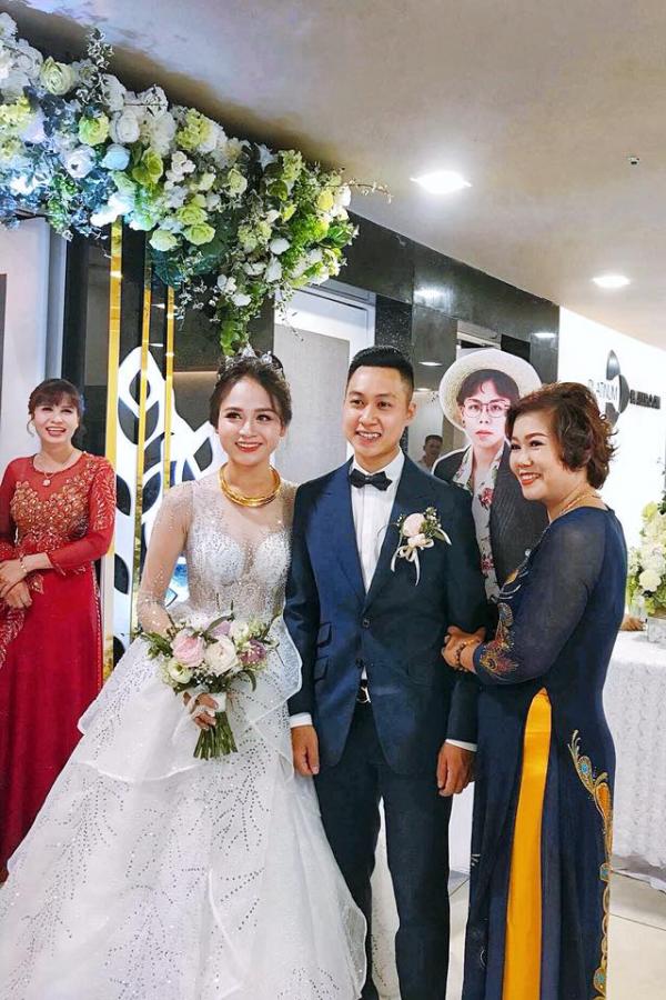 Dù ở nước ngoài không thể về dự đám cưới em trai, người anh vẫn xuất hiện trong mọi khung hình Dù ở nước ngoài không thể về dự đám cưới em trai, người anh vẫn xuất hiện trong mọi khung hình