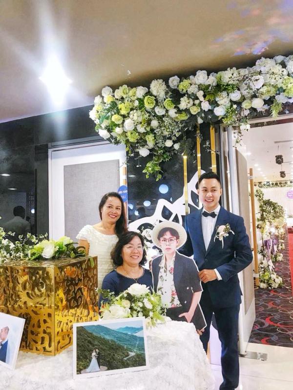 Dù ở nước ngoài không thể về dự đám cưới em trai, người anh vẫn xuất hiện trong mọi khung hình Dù ở nước ngoài không thể về dự đám cưới em trai, người anh vẫn xuất hiện trong mọi khung hình
