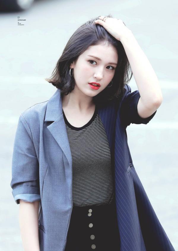 Somi gây tranh cãi khi chúc mừng Jennie đạt No.1 tiện thể chúc 'đồng nghiệp cũ' TWICE đạt No.2 Somi gây tranh cãi khi chúc mừng Jennie đạt No.1 tiện thể chúc 'đồng nghiệp cũ' TWICE đạt No.2