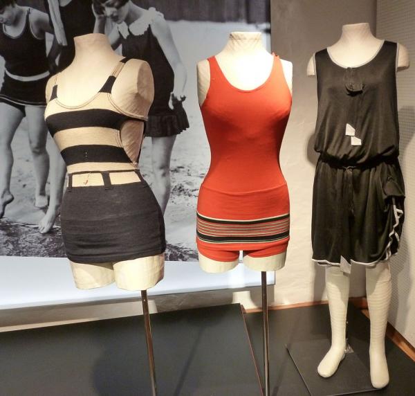 Ngắm thời trang đồ tắm điệu đà và đậm chất vintage của các 'liền anh, liền chị' quý tộc đầu thế kỷ 20 Ngắm thời trang đồ tắm điệu đà và đậm chất vintage của các 'liền anh, liền chị' quý tộc đầu thế kỷ 20