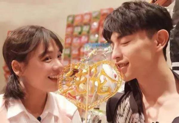 Hậu trường phim mới: Đặng Luân ngồi trên mái nhà ăn xúc xích khiến fan cười mệt mỏi Hậu trường phim mới: Đặng Luân ngồi trên mái nhà ăn xúc xích khiến fan cười mệt mỏi