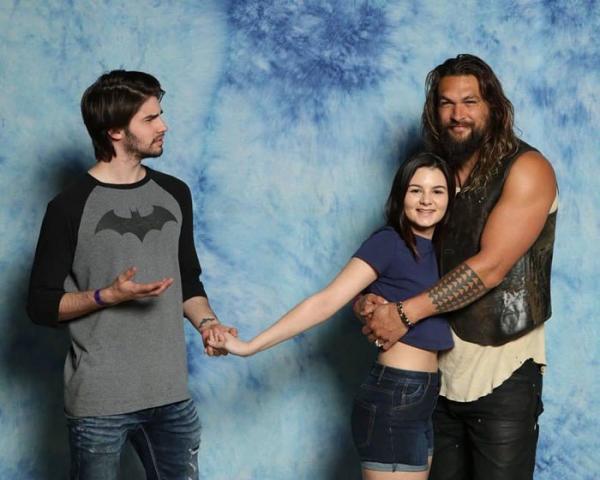 Ra mà xem Jason Momoa 'lầy lội' khi chọc ghẹo tất cả cặp đôi muốn chụp hình với mình Ra mà xem Jason Momoa 'lầy lội' khi chọc ghẹo tất cả cặp đôi muốn chụp hình với mình