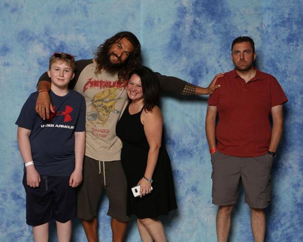 Ra mà xem Jason Momoa 'lầy lội' khi chọc ghẹo tất cả cặp đôi muốn chụp hình với mình Ra mà xem Jason Momoa 'lầy lội' khi chọc ghẹo tất cả cặp đôi muốn chụp hình với mình