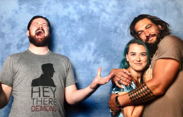 Ra mà xem Jason Momoa 'lầy lội' khi chọc ghẹo tất cả cặp đôi muốn chụp hình với mình Ra mà xem Jason Momoa 'lầy lội' khi chọc ghẹo tất cả cặp đôi muốn chụp hình với mình