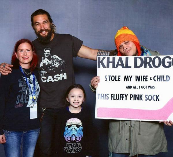 Ra mà xem Jason Momoa 'lầy lội' khi chọc ghẹo tất cả cặp đôi muốn chụp hình với mình Ra mà xem Jason Momoa 'lầy lội' khi chọc ghẹo tất cả cặp đôi muốn chụp hình với mình
