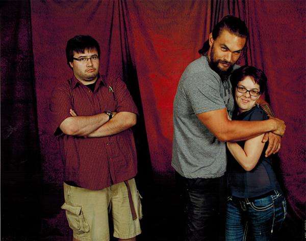 Ra mà xem Jason Momoa 'lầy lội' khi chọc ghẹo tất cả cặp đôi muốn chụp hình với mình Ra mà xem Jason Momoa 'lầy lội' khi chọc ghẹo tất cả cặp đôi muốn chụp hình với mình