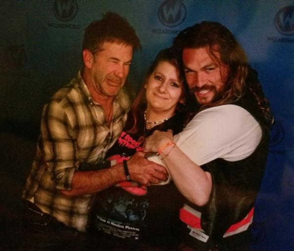 Ra mà xem Jason Momoa 'lầy lội' khi chọc ghẹo tất cả cặp đôi muốn chụp hình với mình Ra mà xem Jason Momoa 'lầy lội' khi chọc ghẹo tất cả cặp đôi muốn chụp hình với mình
