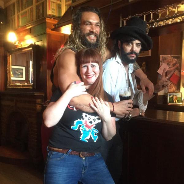 Ra mà xem Jason Momoa 'lầy lội' khi chọc ghẹo tất cả cặp đôi muốn chụp hình với mình Ra mà xem Jason Momoa 'lầy lội' khi chọc ghẹo tất cả cặp đôi muốn chụp hình với mình