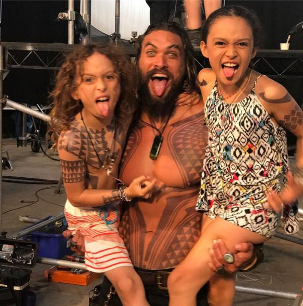 Ra mà xem Jason Momoa 'lầy lội' khi chọc ghẹo tất cả cặp đôi muốn chụp hình với mình Ra mà xem Jason Momoa 'lầy lội' khi chọc ghẹo tất cả cặp đôi muốn chụp hình với mình