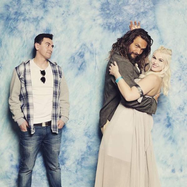 Ra mà xem Jason Momoa 'lầy lội' khi chọc ghẹo tất cả cặp đôi muốn chụp hình với mình Ra mà xem Jason Momoa 'lầy lội' khi chọc ghẹo tất cả cặp đôi muốn chụp hình với mình