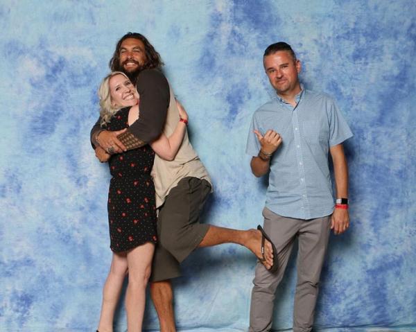 Ra mà xem Jason Momoa 'lầy lội' khi chọc ghẹo tất cả cặp đôi muốn chụp hình với mình Ra mà xem Jason Momoa 'lầy lội' khi chọc ghẹo tất cả cặp đôi muốn chụp hình với mình