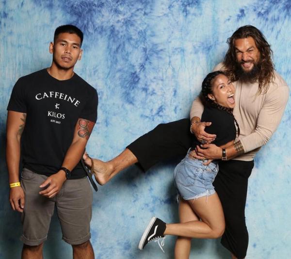 Ra mà xem Jason Momoa 'lầy lội' khi chọc ghẹo tất cả cặp đôi muốn chụp hình với mình Ra mà xem Jason Momoa 'lầy lội' khi chọc ghẹo tất cả cặp đôi muốn chụp hình với mình
