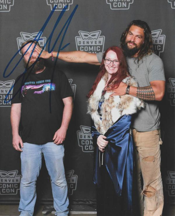 Ra mà xem Jason Momoa 'lầy lội' khi chọc ghẹo tất cả cặp đôi muốn chụp hình với mình Ra mà xem Jason Momoa 'lầy lội' khi chọc ghẹo tất cả cặp đôi muốn chụp hình với mình