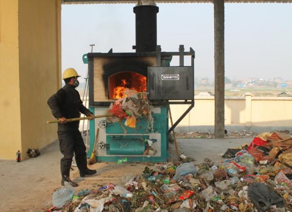 Hình ảnh bãi rác khổng lồ ở Hội An sẽ khiến bạn giật mình về lượng tiêu thụ túi nilon, hộp nhựa mỗi ngày Hình ảnh bãi rác khổng lồ ở Hội An sẽ khiến bạn giật mình về lượng tiêu thụ túi nilon, hộp nhựa mỗi ngày