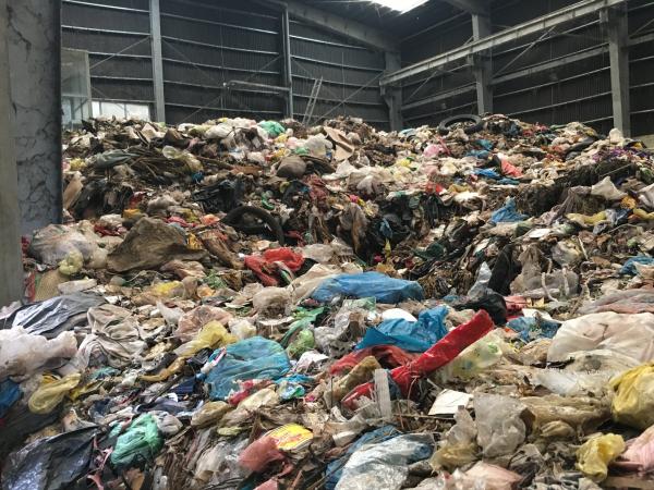 Hình ảnh bãi rác khổng lồ ở Hội An sẽ khiến bạn giật mình về lượng tiêu thụ túi nilon, hộp nhựa mỗi ngày Hình ảnh bãi rác khổng lồ ở Hội An sẽ khiến bạn giật mình về lượng tiêu thụ túi nilon, hộp nhựa mỗi ngày