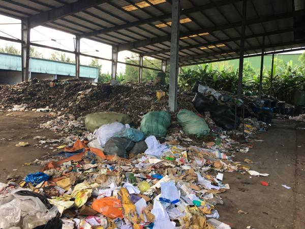 Hình ảnh bãi rác khổng lồ ở Hội An sẽ khiến bạn giật mình về lượng tiêu thụ túi nilon, hộp nhựa mỗi ngày Hình ảnh bãi rác khổng lồ ở Hội An sẽ khiến bạn giật mình về lượng tiêu thụ túi nilon, hộp nhựa mỗi ngày