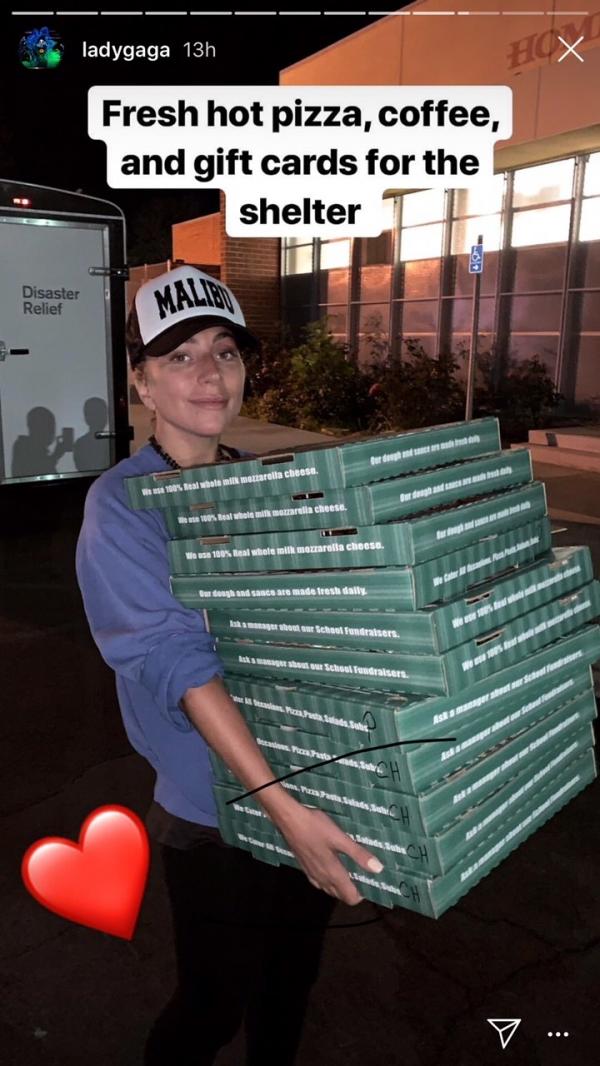 Lady Gaga mang bánh pizza và cà phê đến tiếp tế những nạn nhân phải sơ tán trong trận cháy rừng California Lady Gaga mang bánh pizza và cà phê đến tiếp tế những nạn nhân phải sơ tán trong trận cháy rừng California