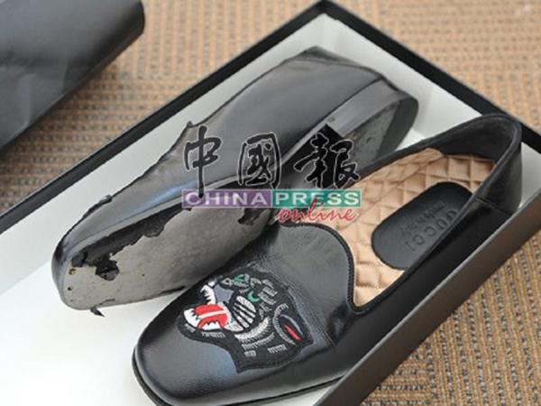 Đôi giày Gucci mới mua hơn 20 triệu đồng tàn tạ chỉ sau khi mang... 3 tiếng Đôi giày Gucci mới mua hơn 20 triệu đồng tàn tạ chỉ sau khi mang... 3 tiếng