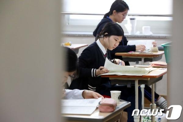Nữ sinh Hàn Quốc chết trong nhà vệ sinh sau khi thi xong môn Ngữ văn trong kì thi Đại học Nữ sinh Hàn Quốc chết trong nhà vệ sinh sau khi thi xong môn Ngữ văn trong kì thi Đại học