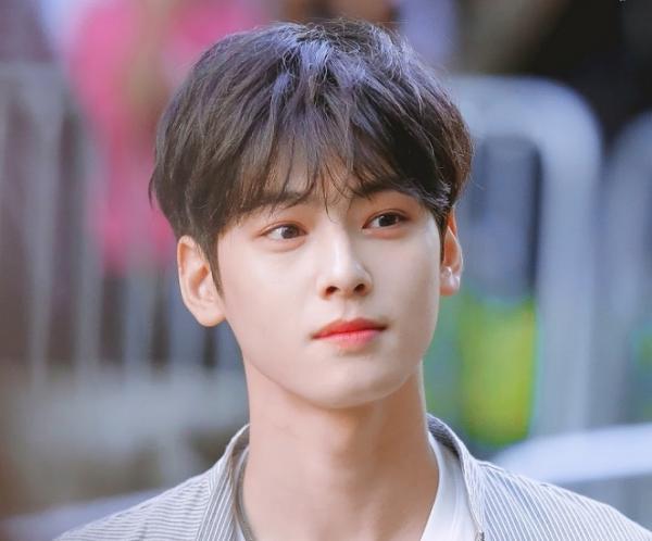 Đẳng cấp nhan sắc Cha Eun Woo: Ra nước ngoài còn được trai Tây nhìn lén, xúm lại xin chụp hình và khen 'kawaii' Đẳng cấp nhan sắc Cha Eun Woo: Ra nước ngoài còn được trai Tây nhìn lén, xúm lại xin chụp hình và khen 'kawaii'