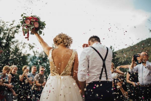 Cô dâu trả đũa hôn phu ngoại tình bằng cách đọc hết bằng chứng phản bội giữa đám cưới Cô dâu trả đũa hôn phu ngoại tình bằng cách đọc hết bằng chứng phản bội giữa đám cưới