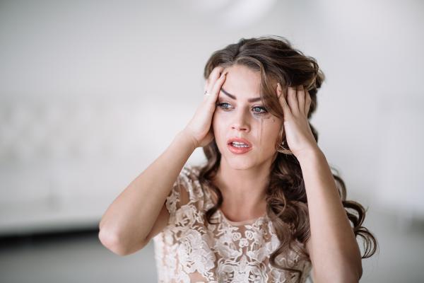 Cô dâu trả đũa hôn phu ngoại tình bằng cách đọc hết bằng chứng phản bội giữa đám cưới Cô dâu trả đũa hôn phu ngoại tình bằng cách đọc hết bằng chứng phản bội giữa đám cưới