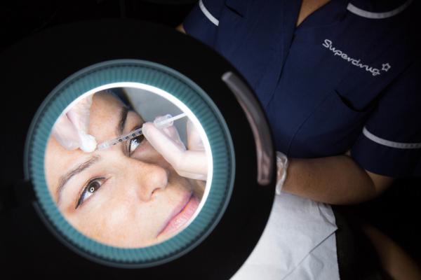Tiêm Botox: Phương pháp dùng chất kịch độc để làm đẹp mà chị em vẫn bỏ tiền triệu để theo đuổi Tiêm Botox: Phương pháp dùng chất kịch độc để làm đẹp mà chị em vẫn bỏ tiền triệu để theo đuổi
