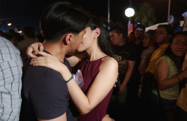 Chính quyền Thái Lan cấm học sinh hôn nhau dù là ở nhà riêng Chính quyền Thái Lan cấm học sinh hôn nhau dù là ở nhà riêng