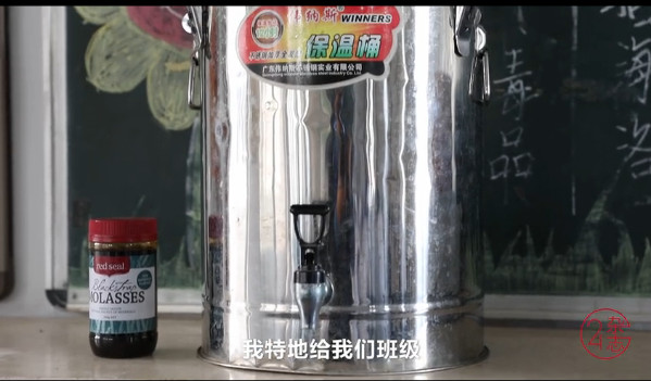 Thầy giáo cặm cụi ghi lại lịch 'đèn đỏ' của nữ sinh để tiện bề quan tâm chăm sóc Thầy giáo cặm cụi ghi lại lịch 'đèn đỏ' của nữ sinh để tiện bề quan tâm chăm sóc