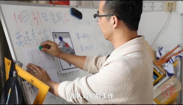 Thầy giáo cặm cụi ghi lại lịch 'đèn đỏ' của nữ sinh để tiện bề quan tâm chăm sóc Thầy giáo cặm cụi ghi lại lịch 'đèn đỏ' của nữ sinh để tiện bề quan tâm chăm sóc