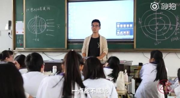 Thầy giáo cặm cụi ghi lại lịch 'đèn đỏ' của nữ sinh để tiện bề quan tâm chăm sóc Thầy giáo cặm cụi ghi lại lịch 'đèn đỏ' của nữ sinh để tiện bề quan tâm chăm sóc