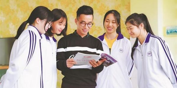 Thầy giáo cặm cụi ghi lại lịch 'đèn đỏ' của nữ sinh để tiện bề quan tâm chăm sóc Thầy giáo cặm cụi ghi lại lịch 'đèn đỏ' của nữ sinh để tiện bề quan tâm chăm sóc