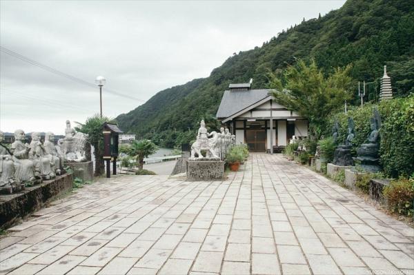 Công viên bỏ hoang Nhật Bản với hơn 800 bức tượng cười bí hiểm khiến bạn bất giác nổi da gà Công viên bỏ hoang Nhật Bản với hơn 800 bức tượng cười bí hiểm khiến bạn bất giác nổi da gà