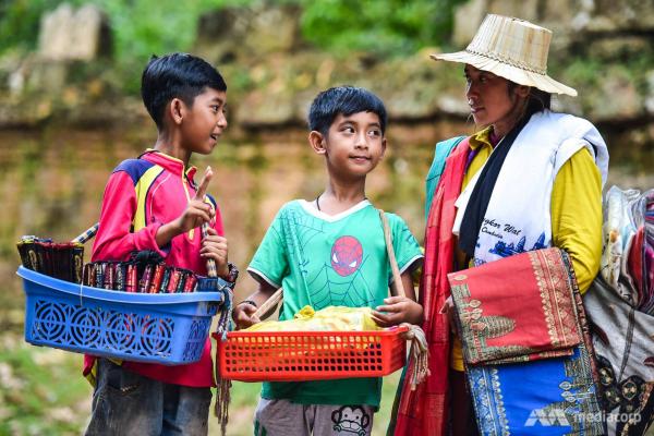 Những điều bạn chưa biết về cuộc đời của cậu bé Campuchia nói được hơn 10 thứ tiếng Những điều bạn chưa biết về cuộc đời của cậu bé Campuchia nói được hơn 10 thứ tiếng