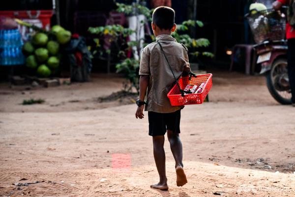 Những điều bạn chưa biết về cuộc đời của cậu bé Campuchia nói được hơn 10 thứ tiếng Những điều bạn chưa biết về cuộc đời của cậu bé Campuchia nói được hơn 10 thứ tiếng