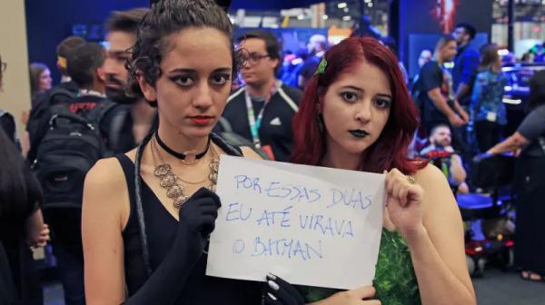 Nữ cosplayer đã phải gánh chịu những lời lẽ xúc phạm giới tính như thế nào? Nữ cosplayer đã phải gánh chịu những lời lẽ xúc phạm giới tính như thế nào?