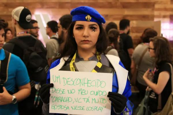 Nữ cosplayer đã phải gánh chịu những lời lẽ xúc phạm giới tính như thế nào? Nữ cosplayer đã phải gánh chịu những lời lẽ xúc phạm giới tính như thế nào?