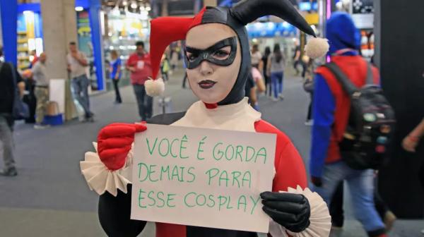Nữ cosplayer đã phải gánh chịu những lời lẽ xúc phạm giới tính như thế nào? Nữ cosplayer đã phải gánh chịu những lời lẽ xúc phạm giới tính như thế nào?