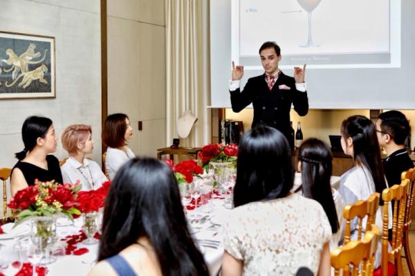 Những bí kíp sống sang chảnh từ bậc thầy nghi thức nổi tiếng của giới thượng lưu Trung Quốc Những bí kíp sống sang chảnh từ bậc thầy nghi thức nổi tiếng của giới thượng lưu Trung Quốc