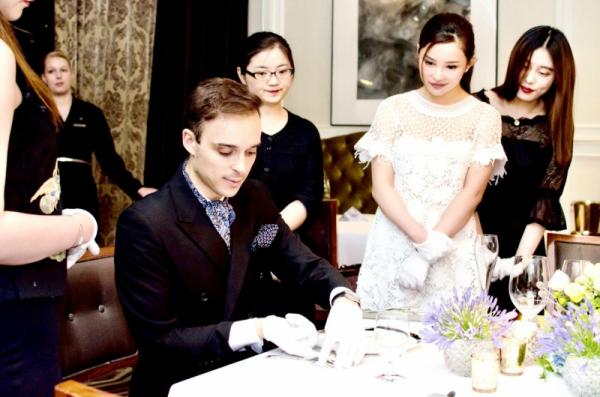 Những bí kíp sống sang chảnh từ bậc thầy nghi thức nổi tiếng của giới thượng lưu Trung Quốc Những bí kíp sống sang chảnh từ bậc thầy nghi thức nổi tiếng của giới thượng lưu Trung Quốc