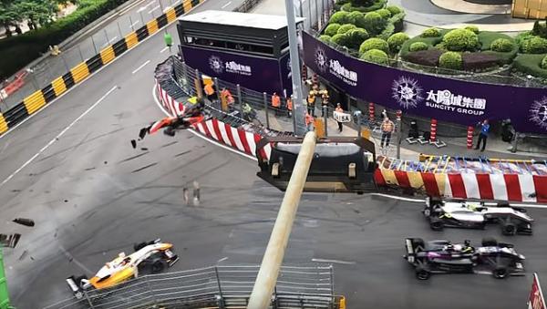 Tay đua nữ 17 tuổi gãy xương sống sau vụ tai nạn kinh hoàng tại cuộc đua Macau Grand Prix Tay đua nữ 17 tuổi gãy xương sống sau vụ tai nạn kinh hoàng tại cuộc đua Macau Grand Prix