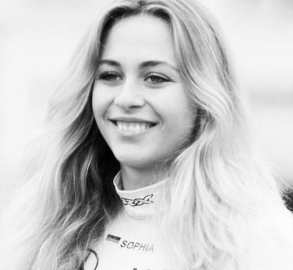 Tay đua nữ 17 tuổi gãy xương sống sau vụ tai nạn kinh hoàng tại cuộc đua Macau Grand Prix Tay đua nữ 17 tuổi gãy xương sống sau vụ tai nạn kinh hoàng tại cuộc đua Macau Grand Prix