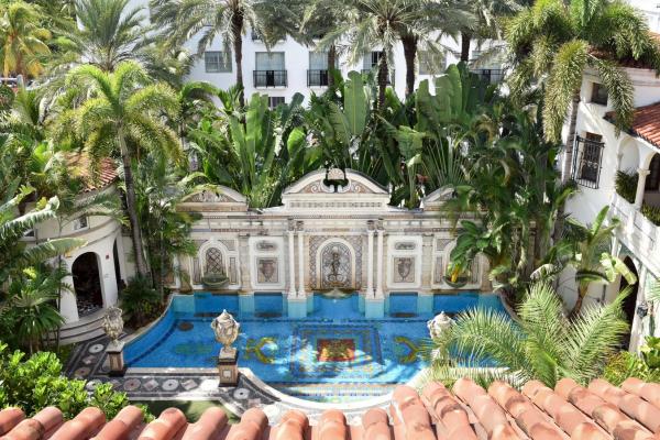 Có một thế giới thần tiên bên trong biệt thự xa hoa triệu đô của 'Hoàng đế thời trang Ý' Gianni Versace Có một thế giới thần tiên bên trong biệt thự xa hoa triệu đô của 'Hoàng đế thời trang Ý' Gianni Versace